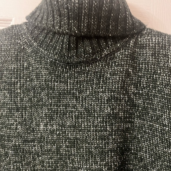 Banana Republic green sweater size small- runs big - Picture 2 of 3